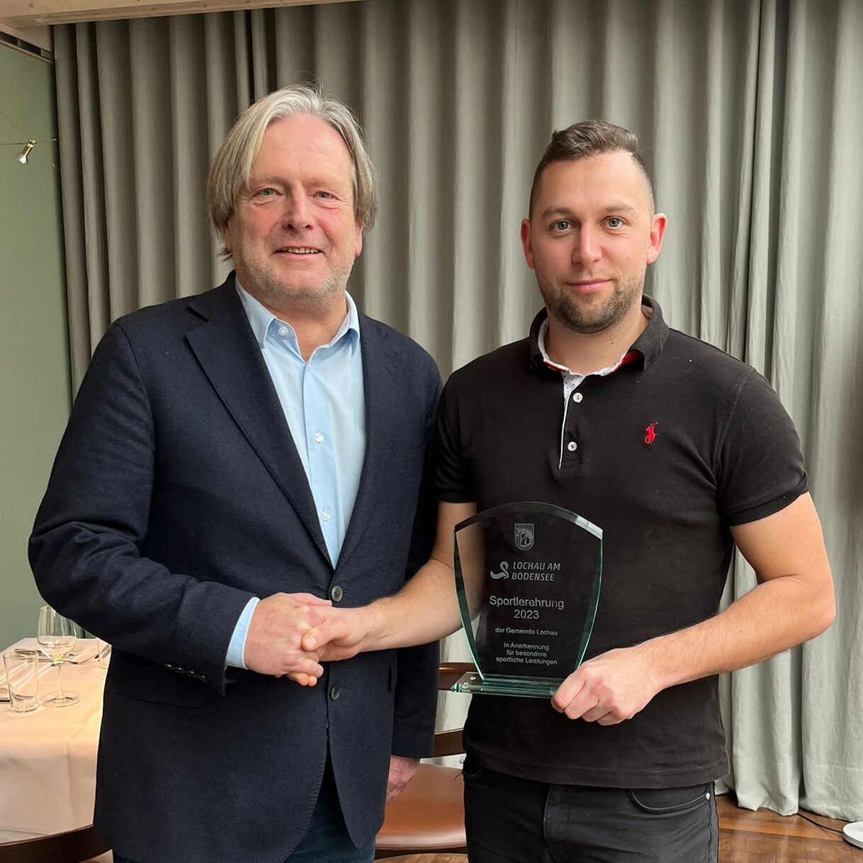 Sensation Phil Kahr Geehrt für Exzellenz im Equipped Kraftdreikampf Powerlifting Kennelbach